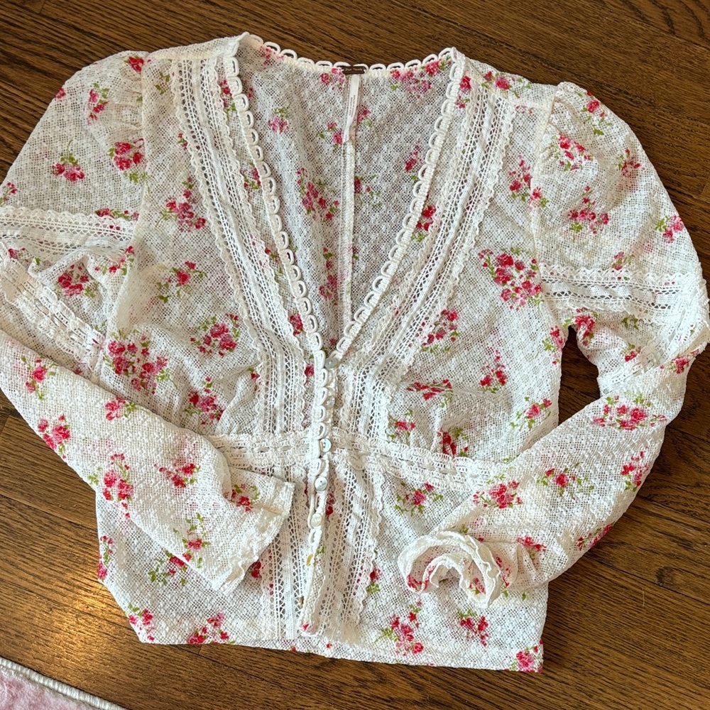Free People White Floral Lace V-Neck Women's Blouse. Size S Worn Once
